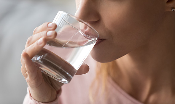 نوشیدن آب و کاهش درد پریود